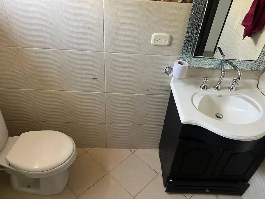 Casa De Lujo Muy Amplia Con Ubicacion Privilegiada Medellin 0*,