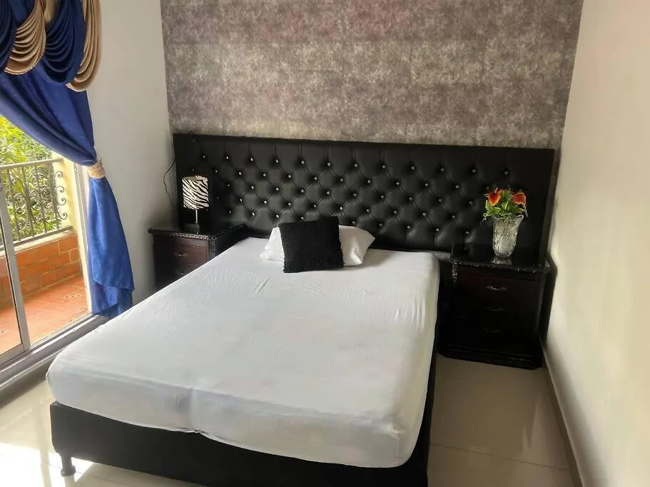 Casa De Lujo Muy Amplia Con Ubicacion Privilegiada Medellin 0*,
