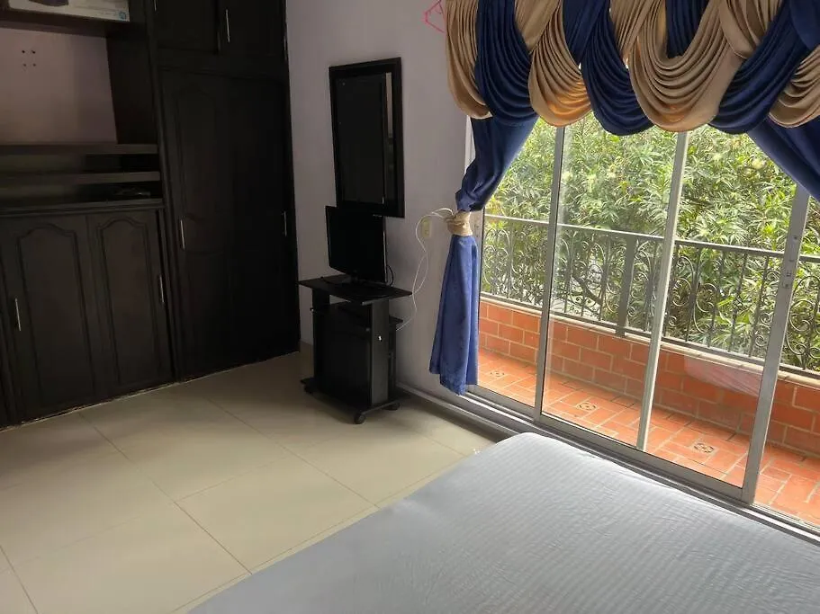 Casa De Lujo Muy Amplia Con Ubicacion Privilegiada Medellin 0*,